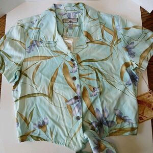 Caribbean Joe Womens Hawaiian Cropped Shirt- Tie Knot Crystal Blue-Floral MEDIUM